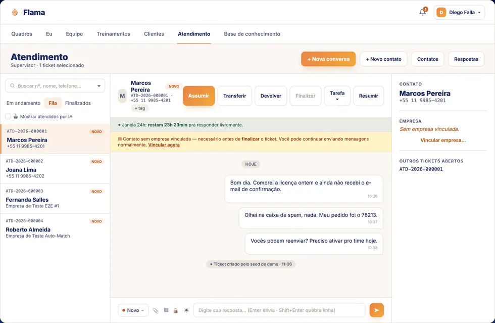 Fila única do FLAMA com tickets numerados, janela de 24h para responder e a conversa do cliente aberta ao lado