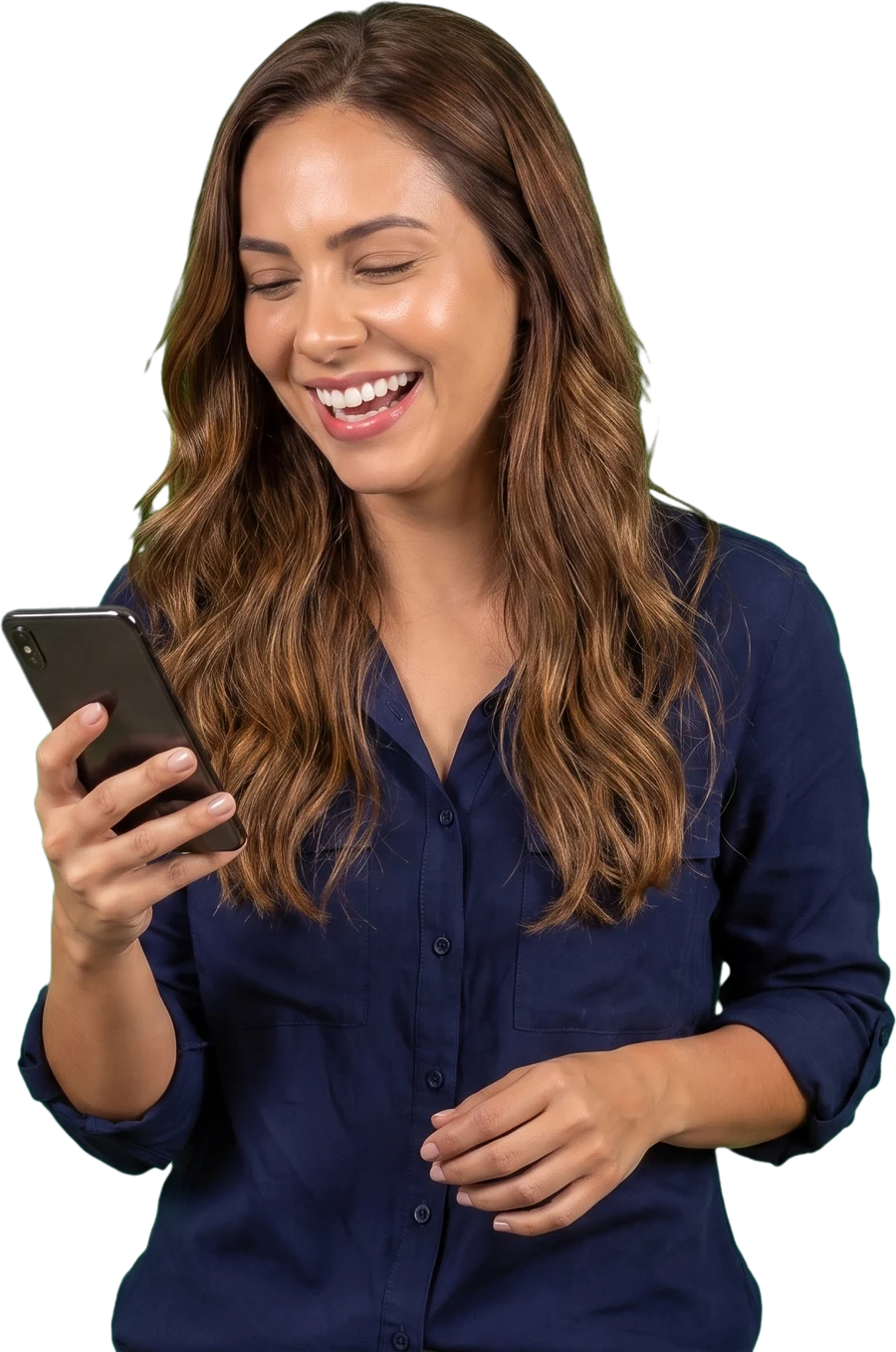 Dona de pet shop sorrindo ao ver no celular o pedido que a IA do FLAMA respondeu sozinha